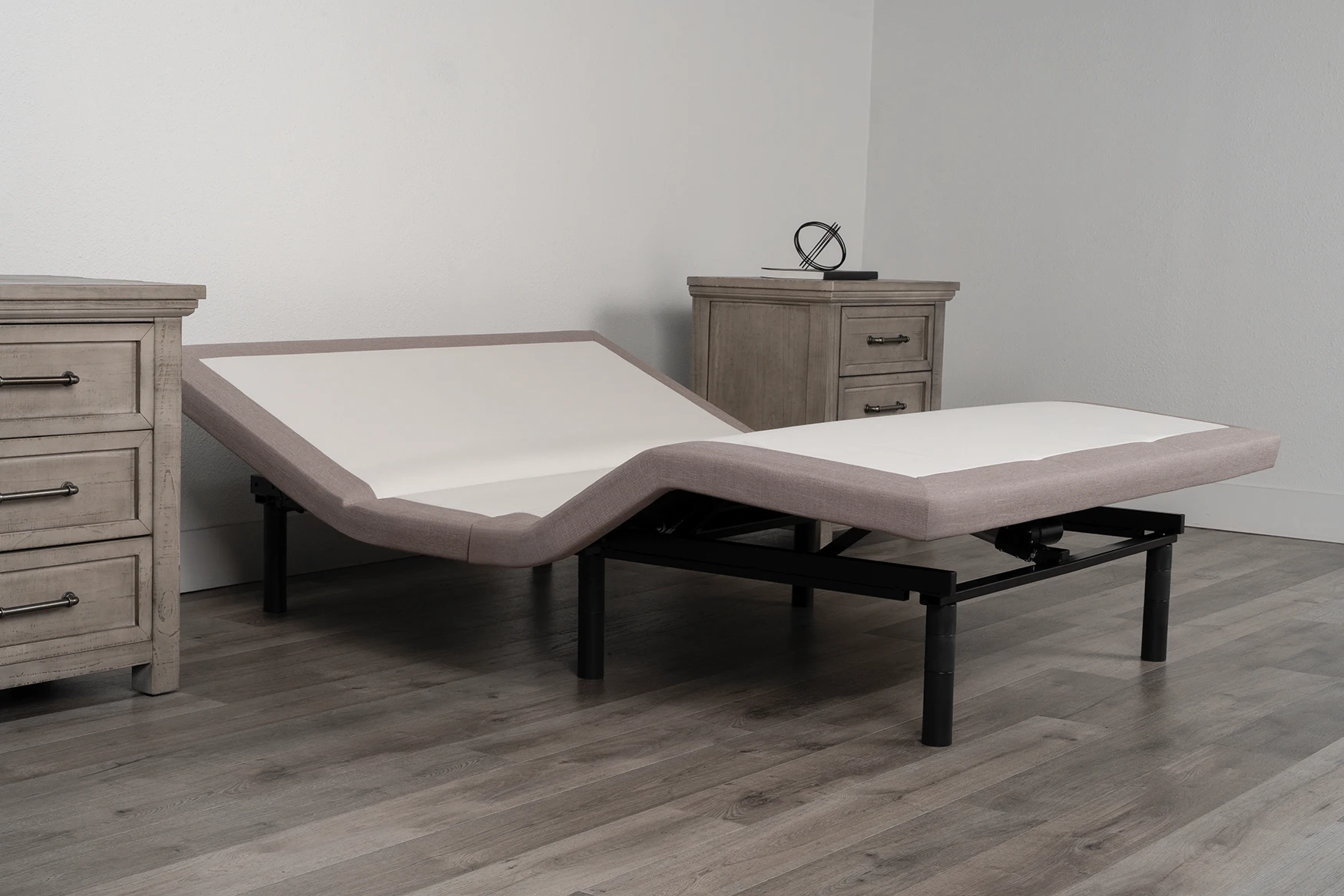 https://customcomfortmattress.com/wp-content/uploads/2022/09/Adjustable-Bed-A200_white.jpg