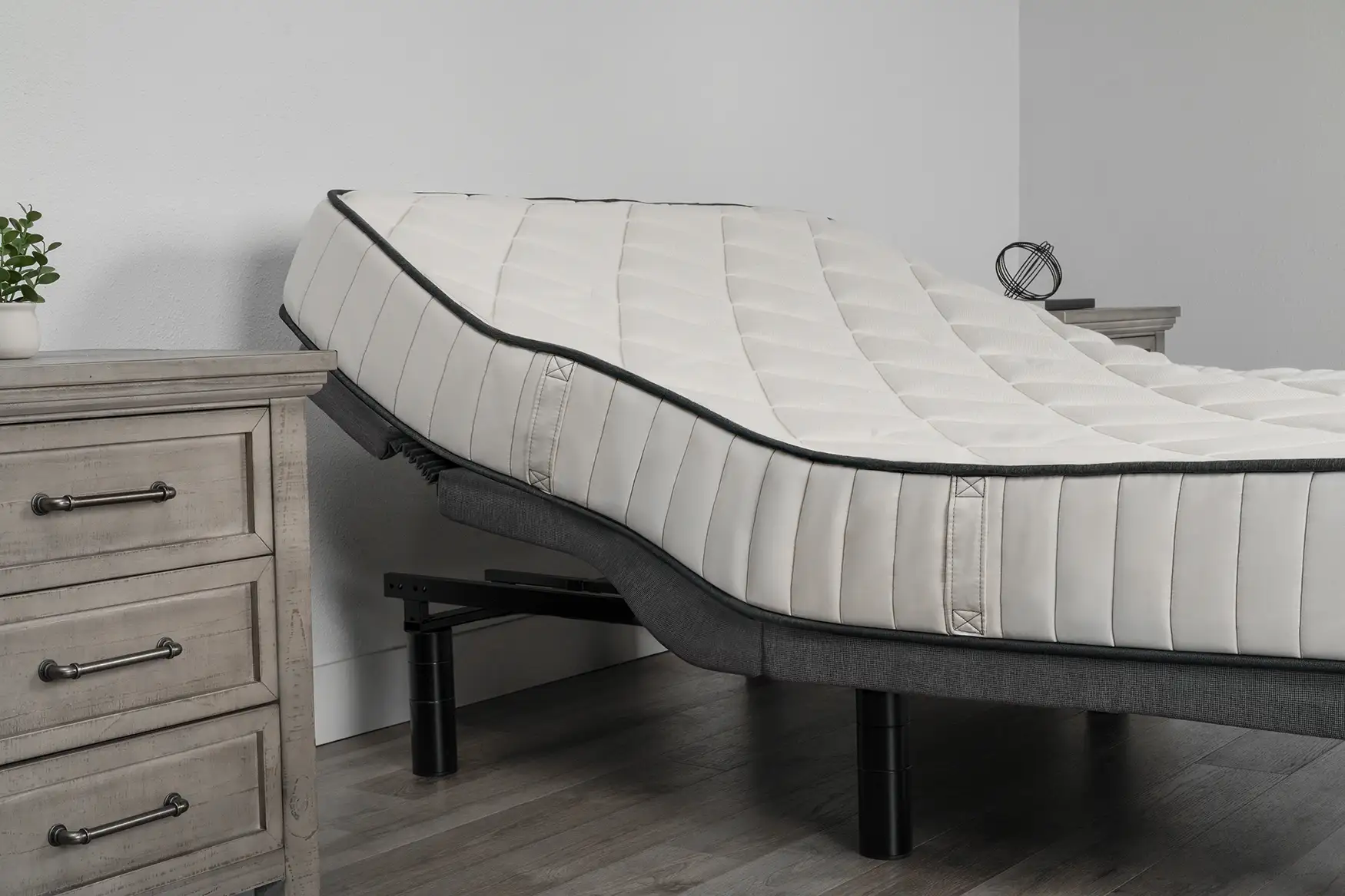 https://customcomfortmattress.com/wp-content/uploads/2022/08/CustomComfortMattress-AdjustableBed-A-400-ProductImage.jpg
