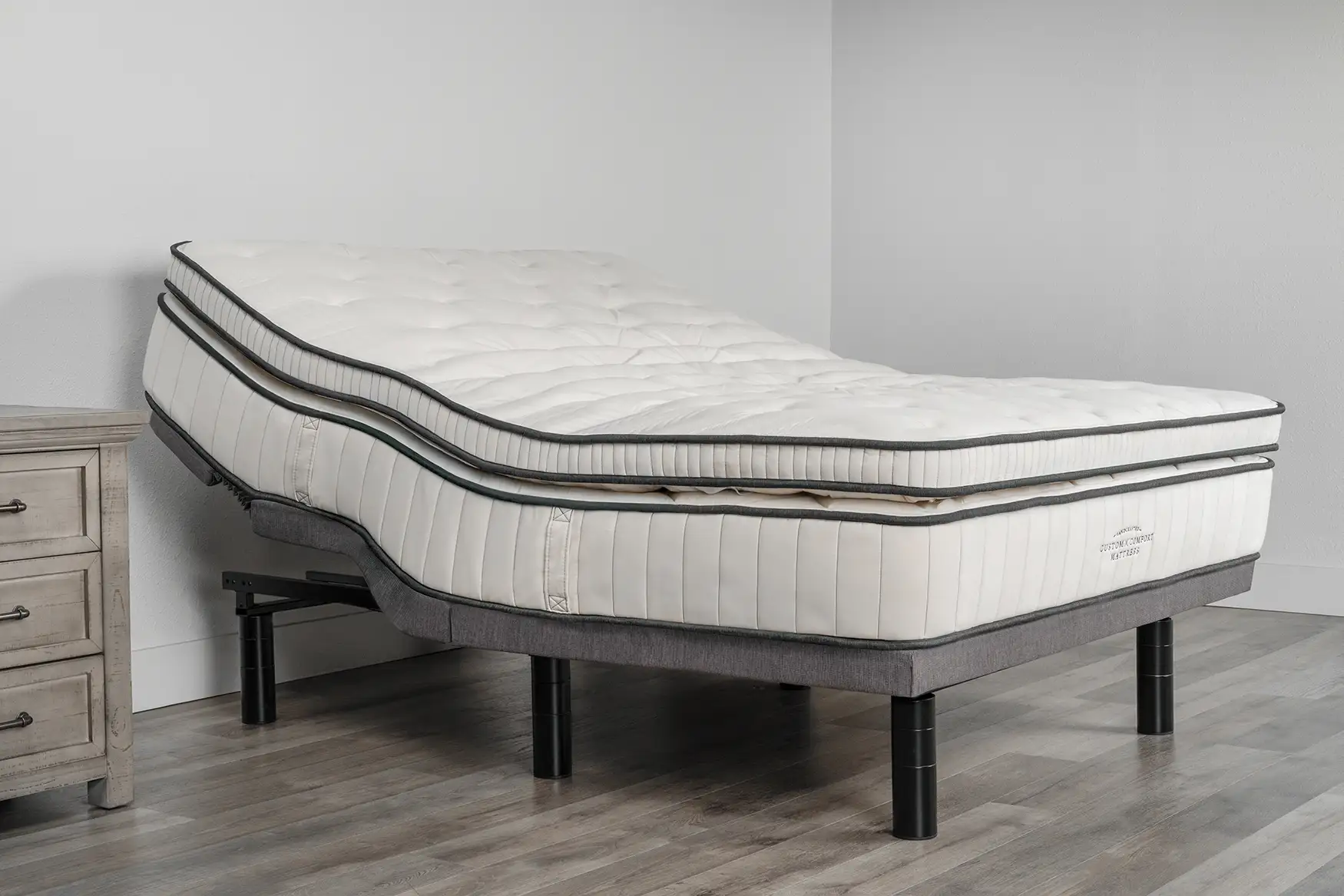 https://customcomfortmattress.com/wp-content/uploads/2022/08/CustomComfortMattress-AdjustableBed-A-400-ProductImage.jpg