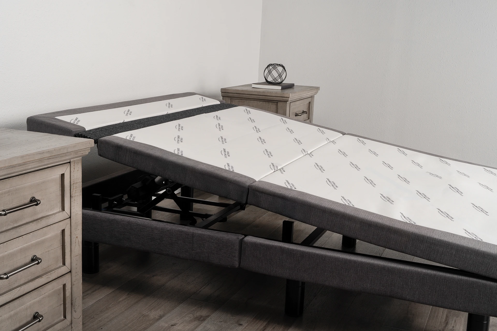 https://customcomfortmattress.com/wp-content/uploads/2022/09/CustomComfortMattress-AdjustableBed-A-500-Master.jpg