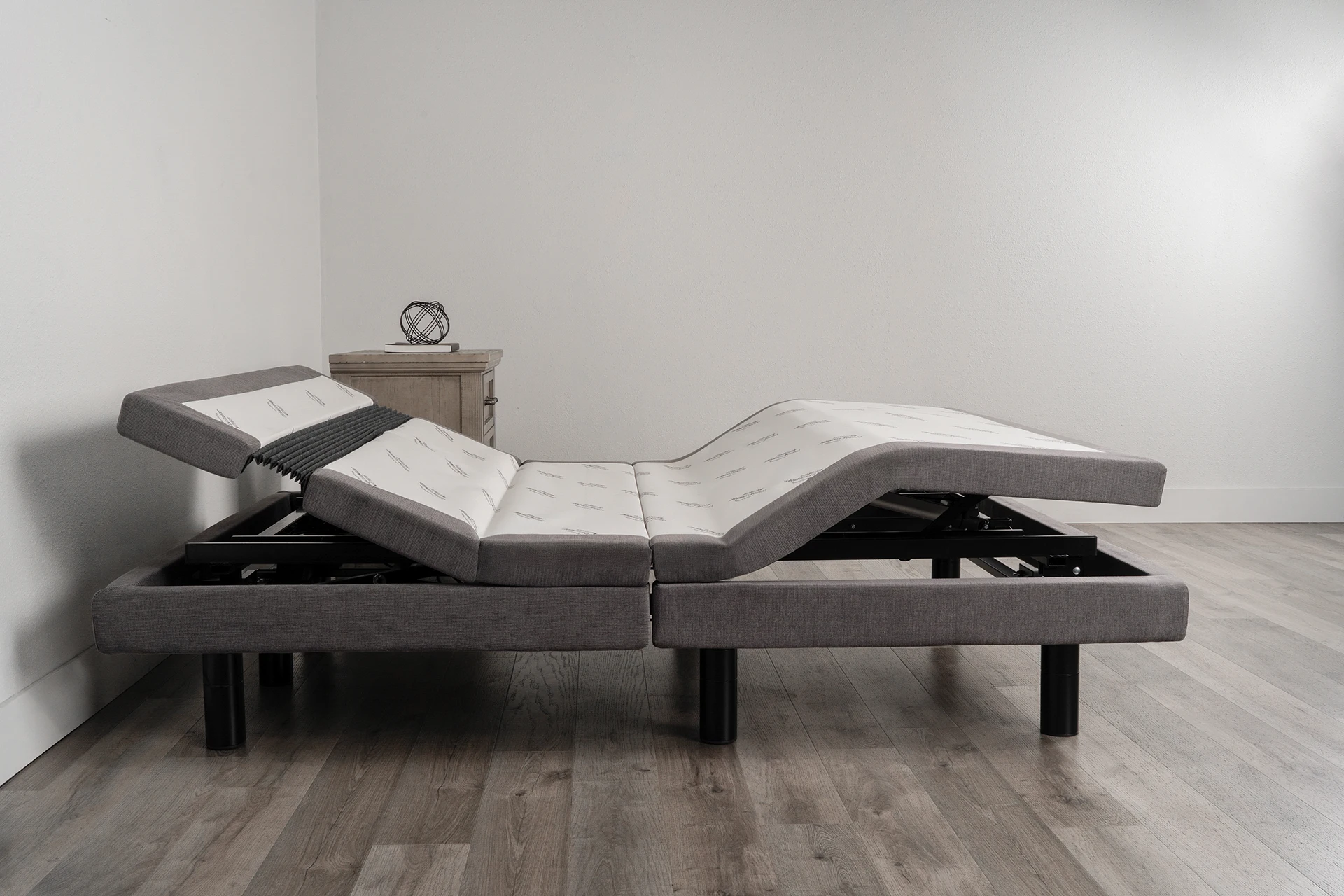 https://customcomfortmattress.com/wp-content/uploads/2022/09/CustomComfortMattress-AdjustableBed-A-500-Master.jpg