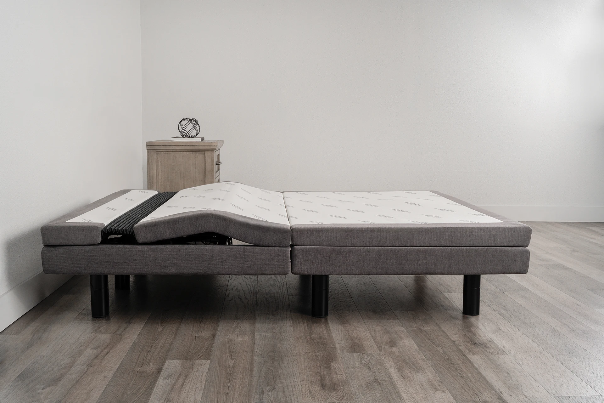 https://customcomfortmattress.com/wp-content/uploads/2022/09/CustomComfortMattress-AdjustableBed-A-500-Master.jpg