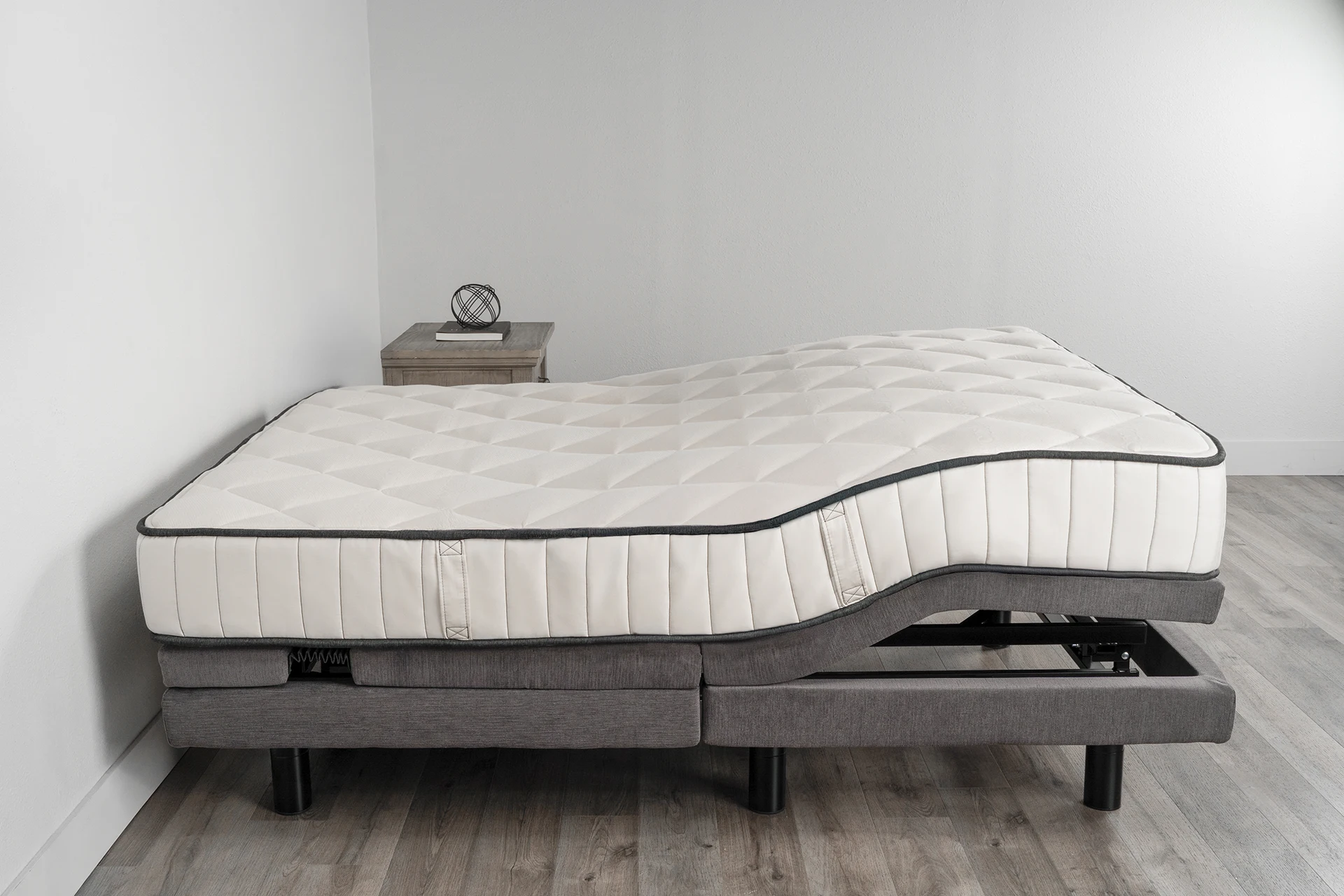 https://customcomfortmattress.com/wp-content/uploads/2022/09/CustomComfortMattress-AdjustableBed-A-500-Master.jpg