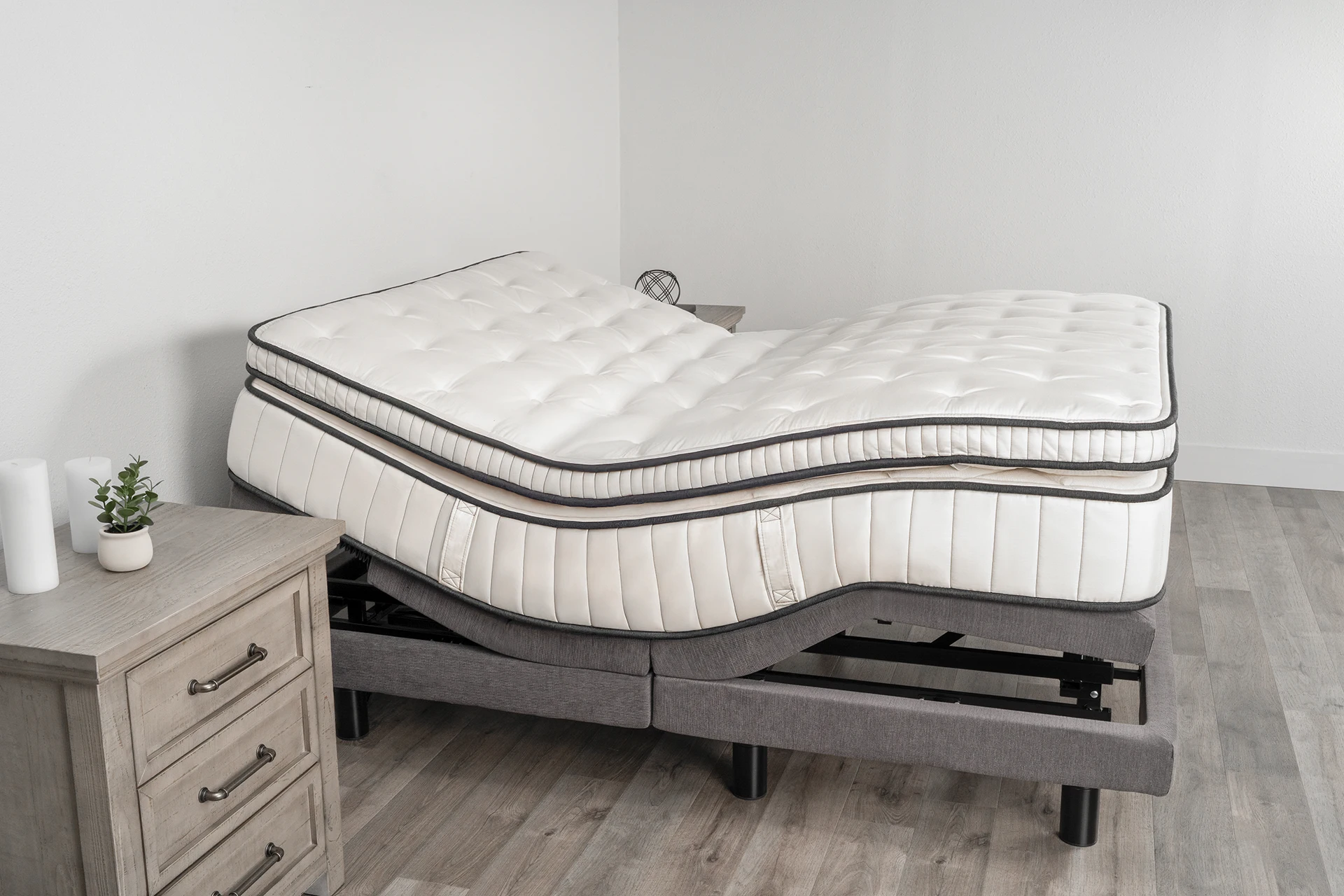 https://customcomfortmattress.com/wp-content/uploads/2022/09/CustomComfortMattress-AdjustableBed-A-500-Master.jpg