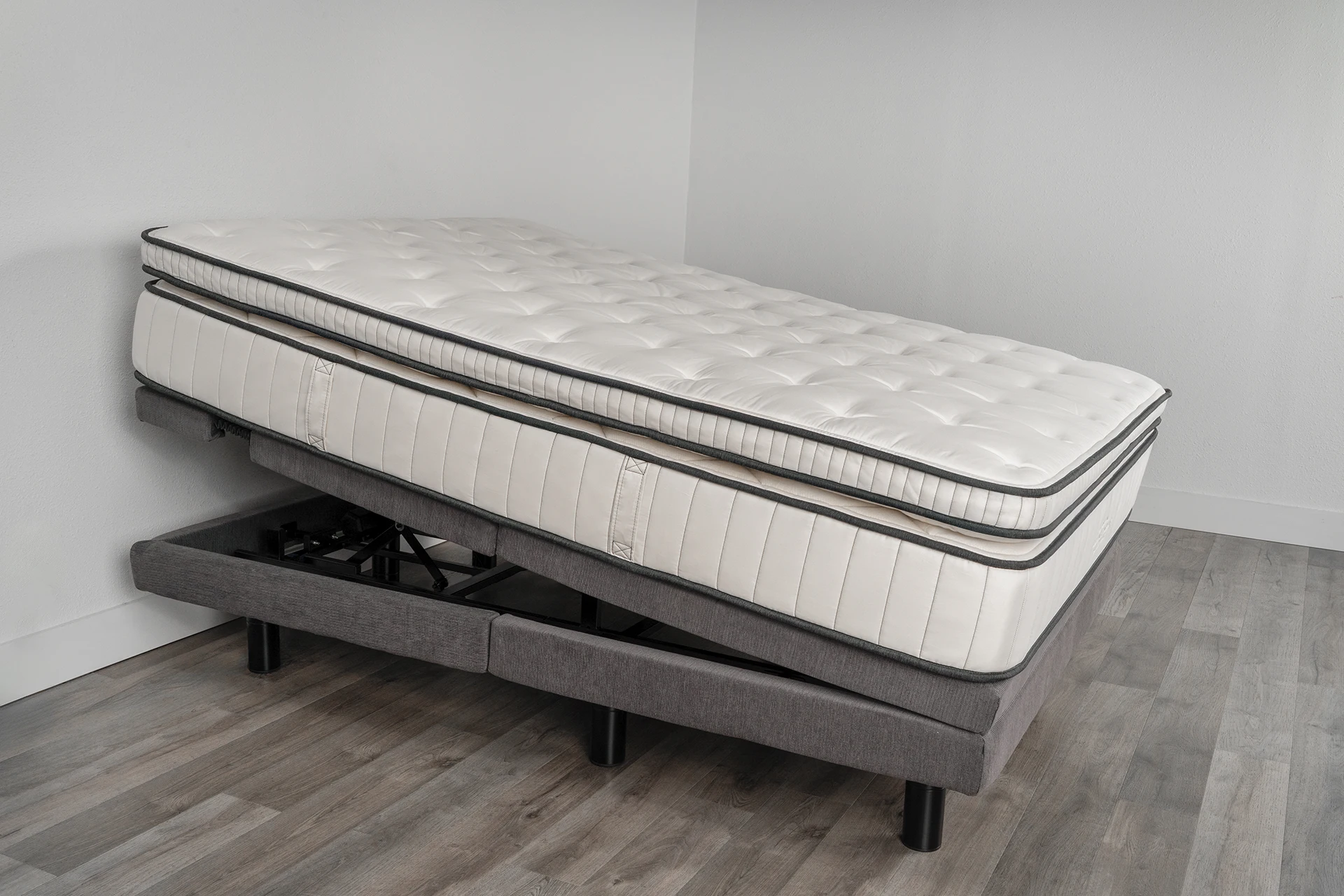 https://customcomfortmattress.com/wp-content/uploads/2022/09/CustomComfortMattress-AdjustableBed-A-500-Master.jpg