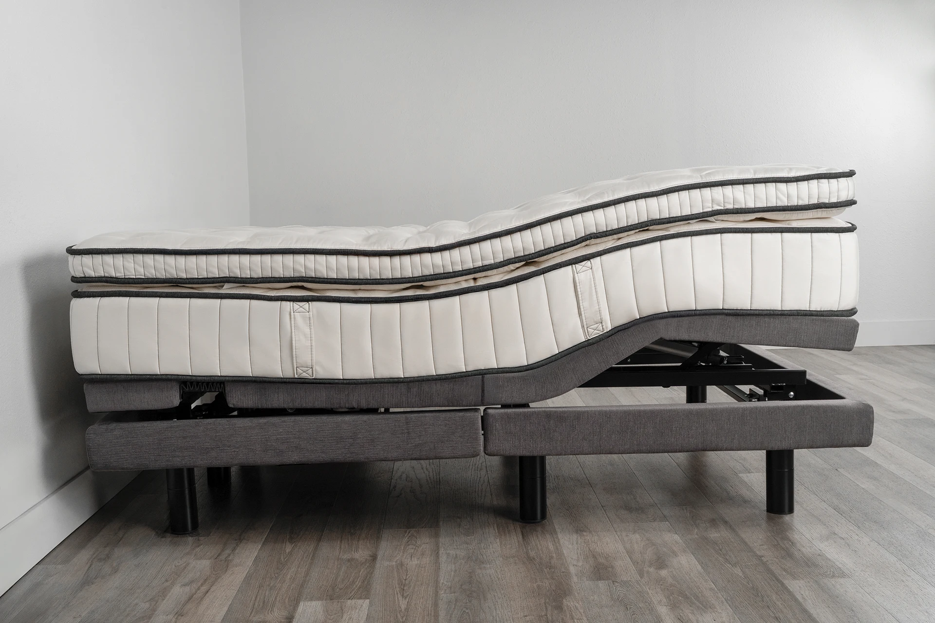 https://customcomfortmattress.com/wp-content/uploads/2022/09/CustomComfortMattress-AdjustableBed-A-500-Master.jpg