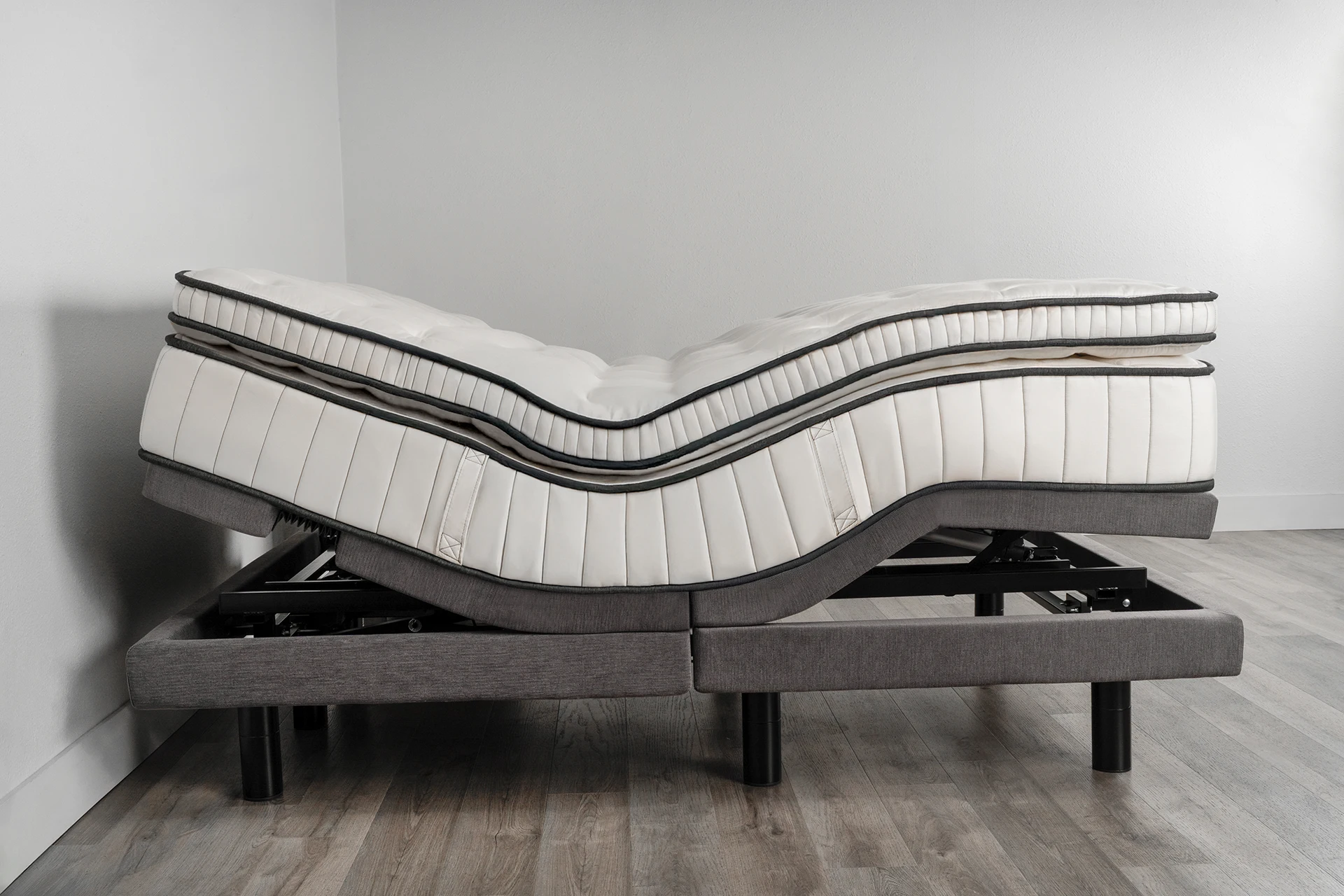 https://customcomfortmattress.com/wp-content/uploads/2022/09/CustomComfortMattress-AdjustableBed-A-500-Master.jpg